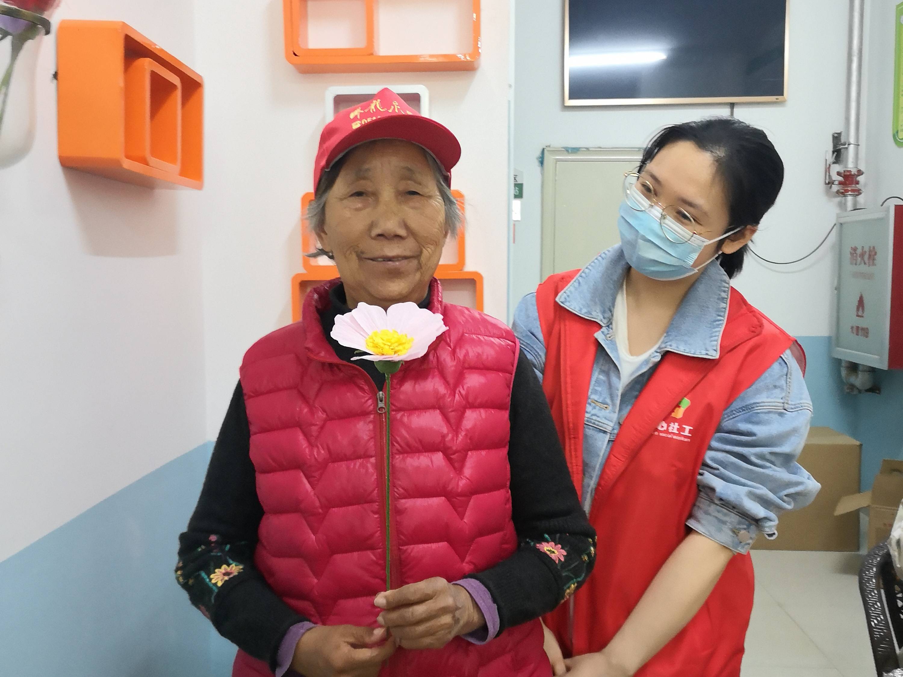 三官庙街道社工站开展"巧手伴夕阳,彩纸妙生花"互助支持小组活动圆满