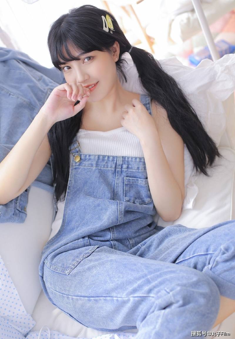 性感美女时尚写真:双马尾少女牛仔背带裤,清纯呆萌可爱迷人!