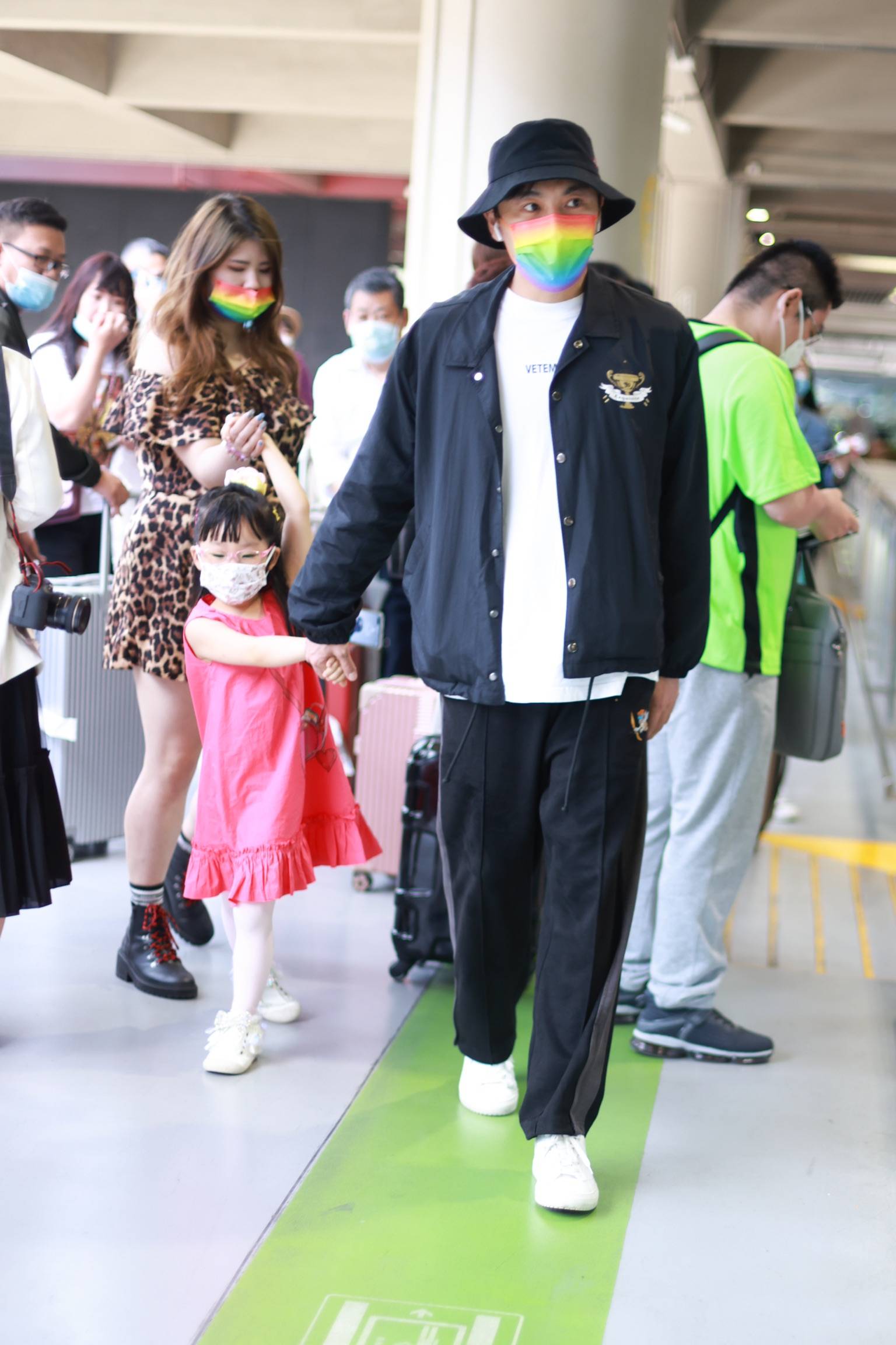 秦昊获女儿小米粒接机 小公主坐爸爸怀里超级乖