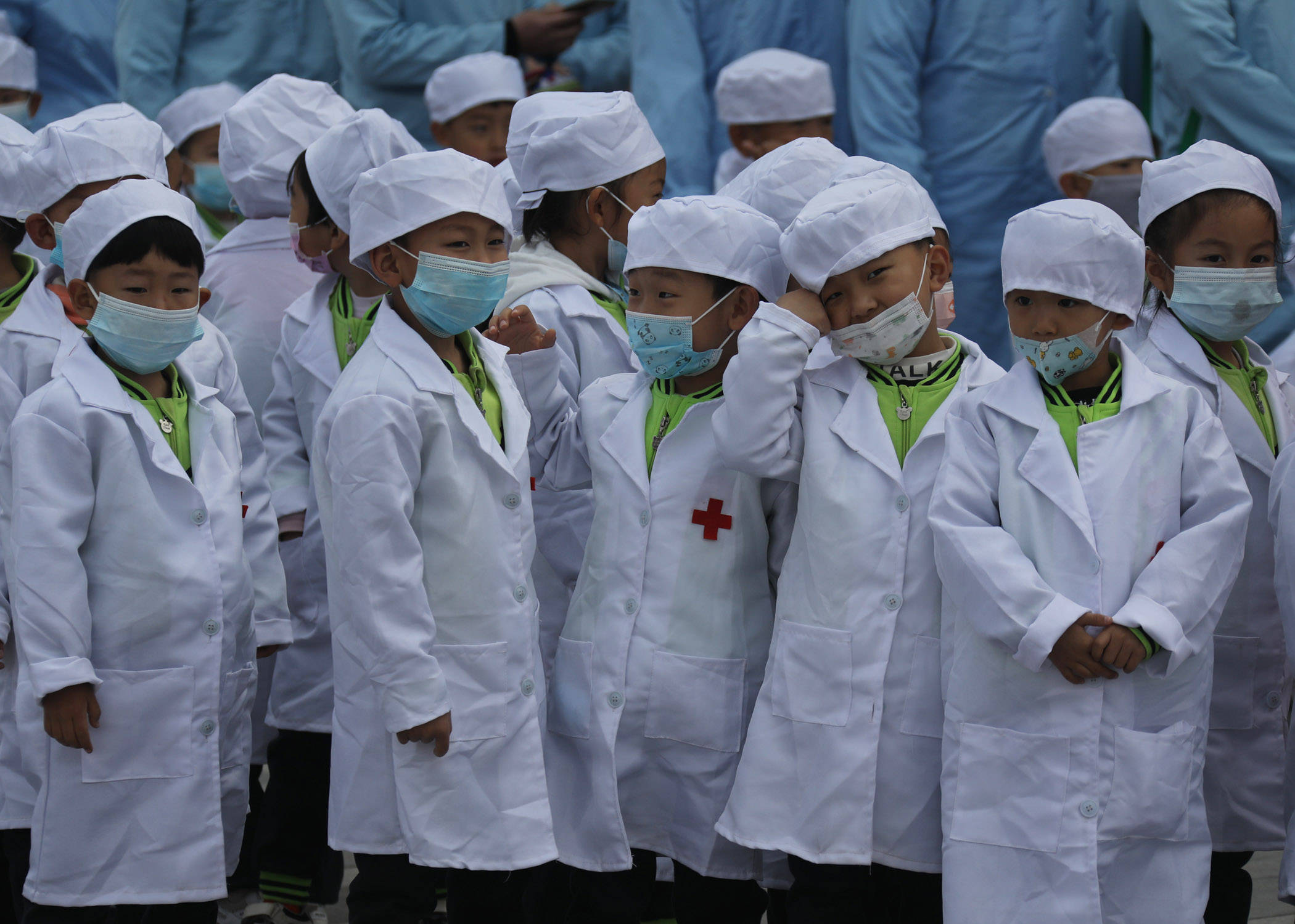 潞州区南寨幼儿园开展最美逆行者亲子运动会