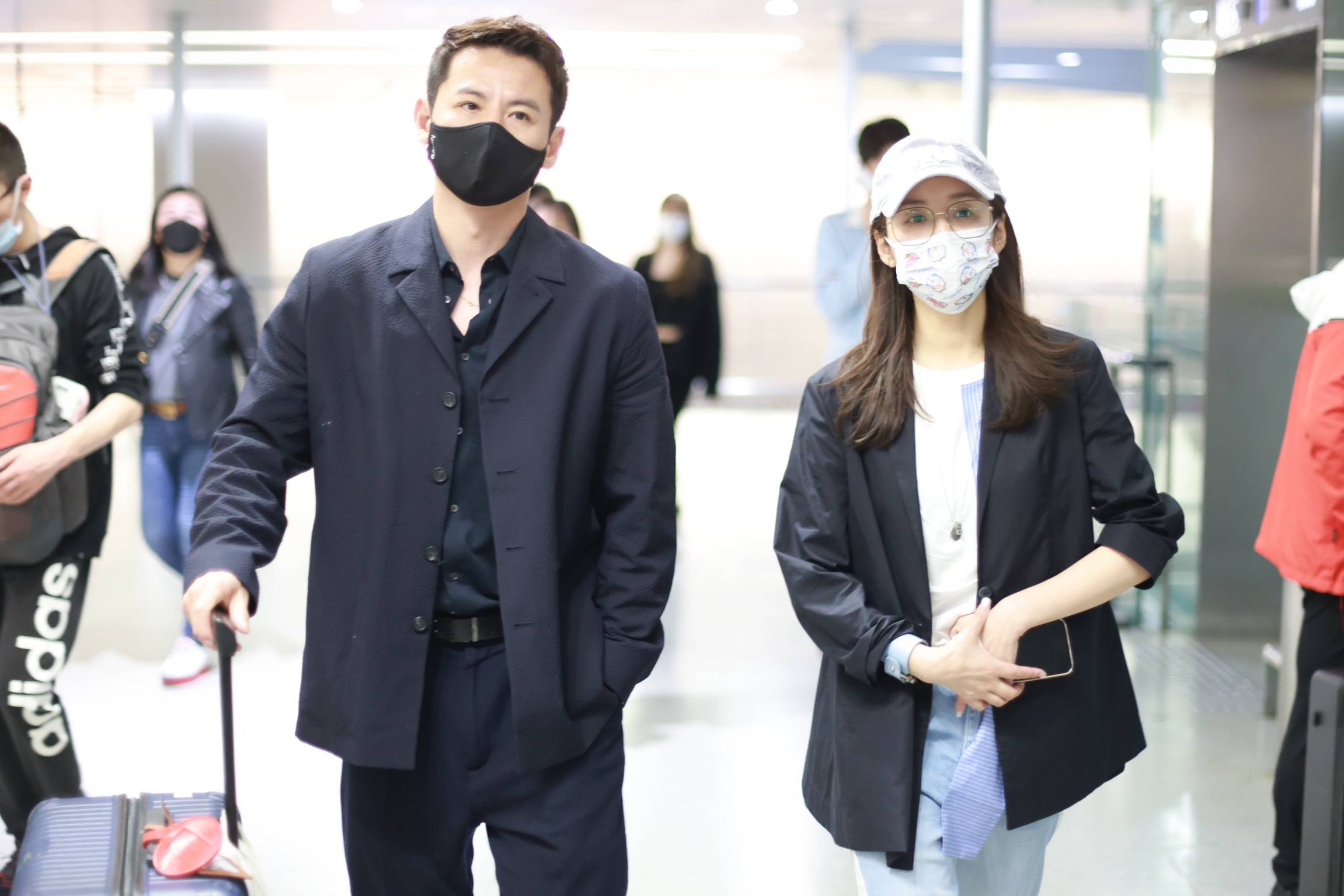 37岁吕一肌肤紧致如少女 获老公钱泳辰甜蜜接机-搜狐大视野-搜狐新闻