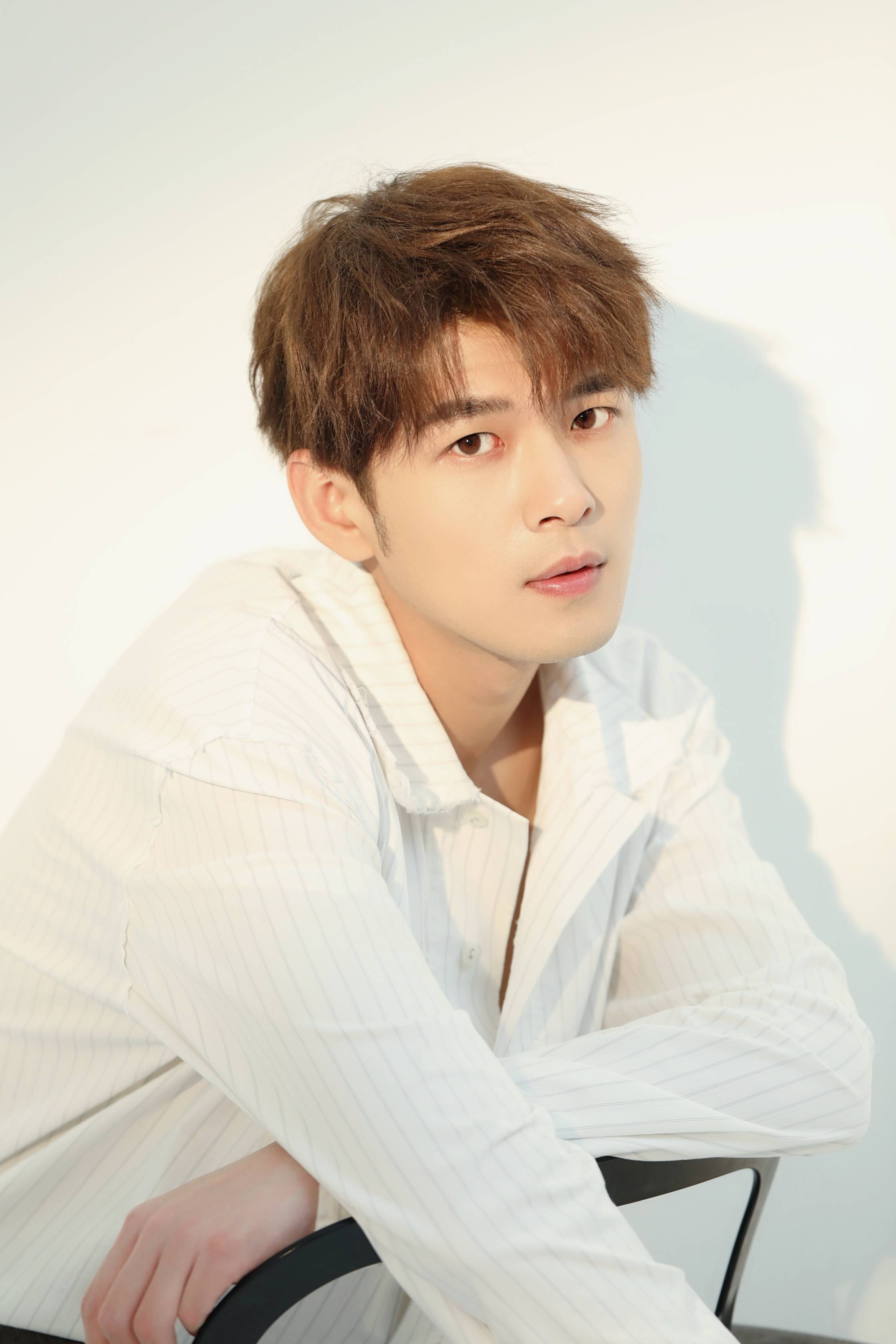 盛英豪时尚写真曝光 阳光刚刚好 清新又俊逸_身材