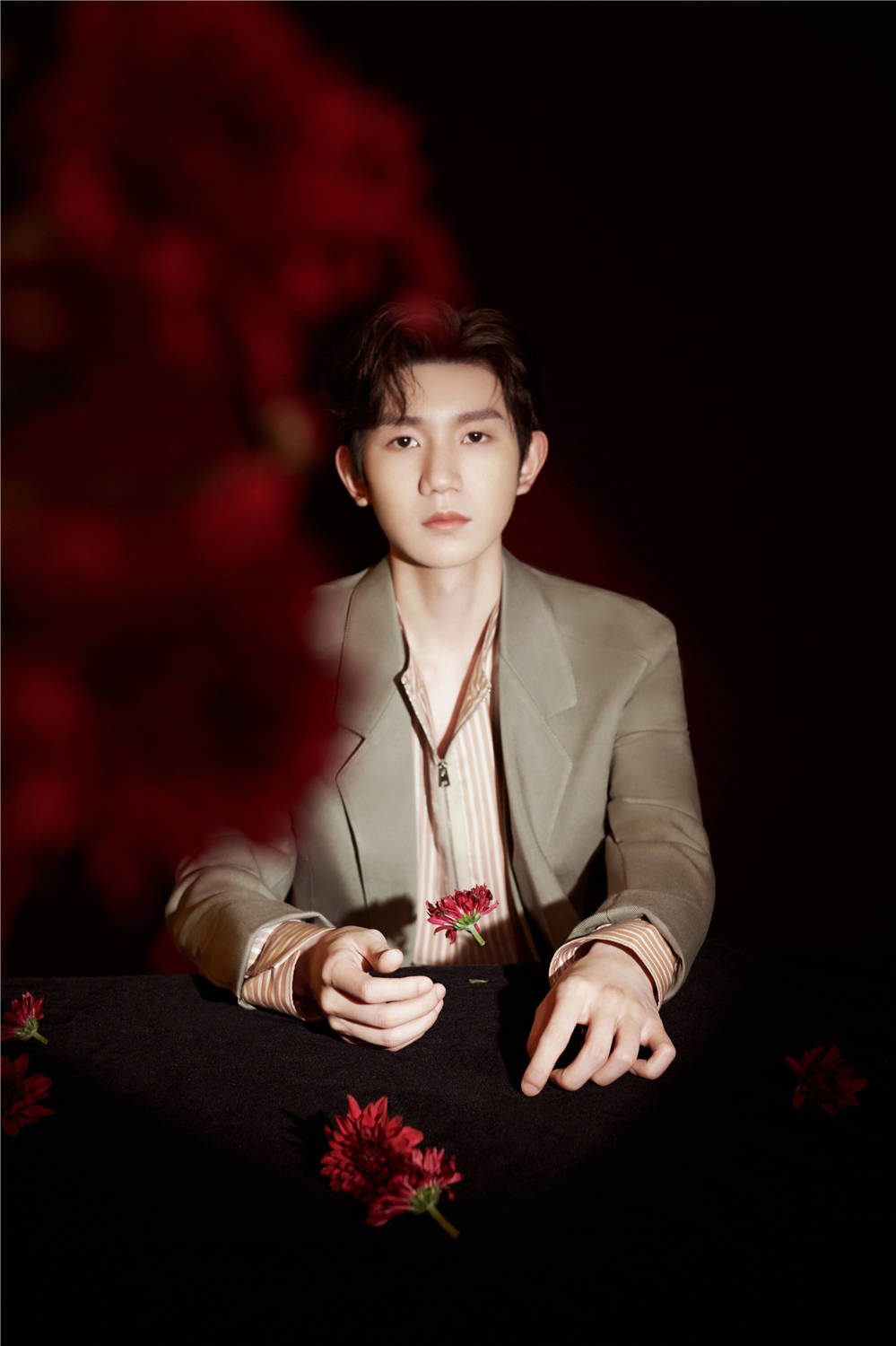 王源五四晚会领唱破浪用歌声献礼青春为奋斗者点赞