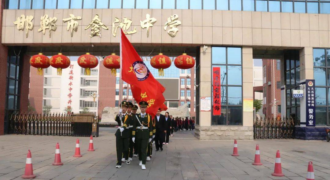 近日,河北大名县金池中学初一,初二年级师生从学校出发,徒步前往大名