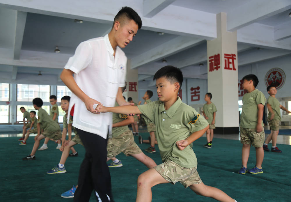 舉行的少林功夫夏令營中,武術教練會對孩子們進行武術基本功的訓練