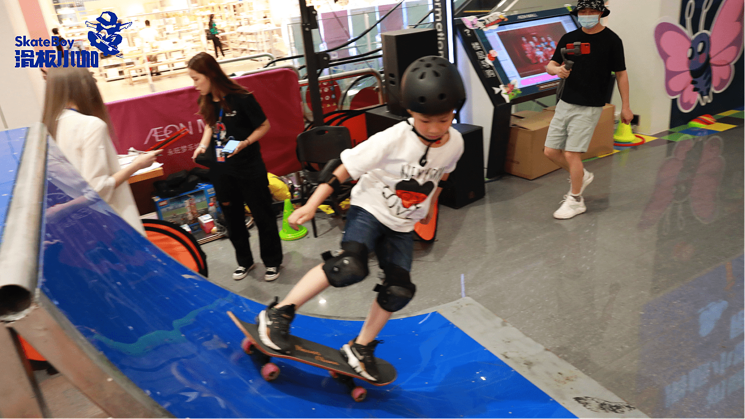 青少儿滑板少年初露锋芒现场简直太帅了