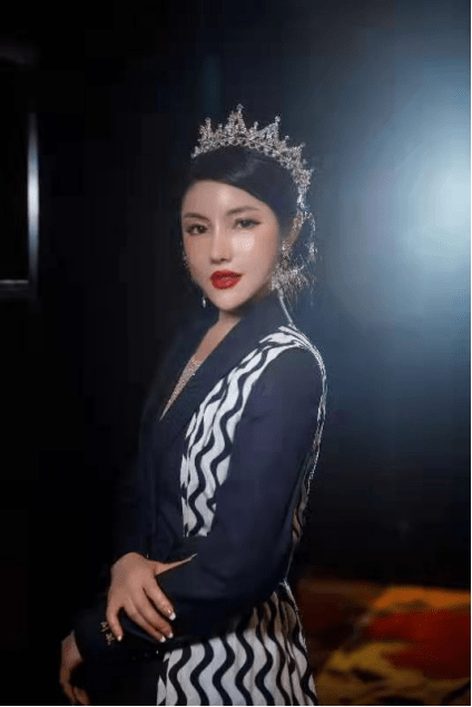 敏涵控股集团为40人颁发红旗轿车及40部华为手机!_刘敏