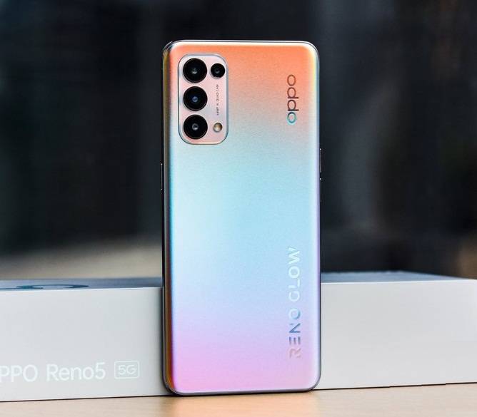 opporeno5在星河入夢配色中,首次採用獨特的月光鏡圈設計,採用了工藝