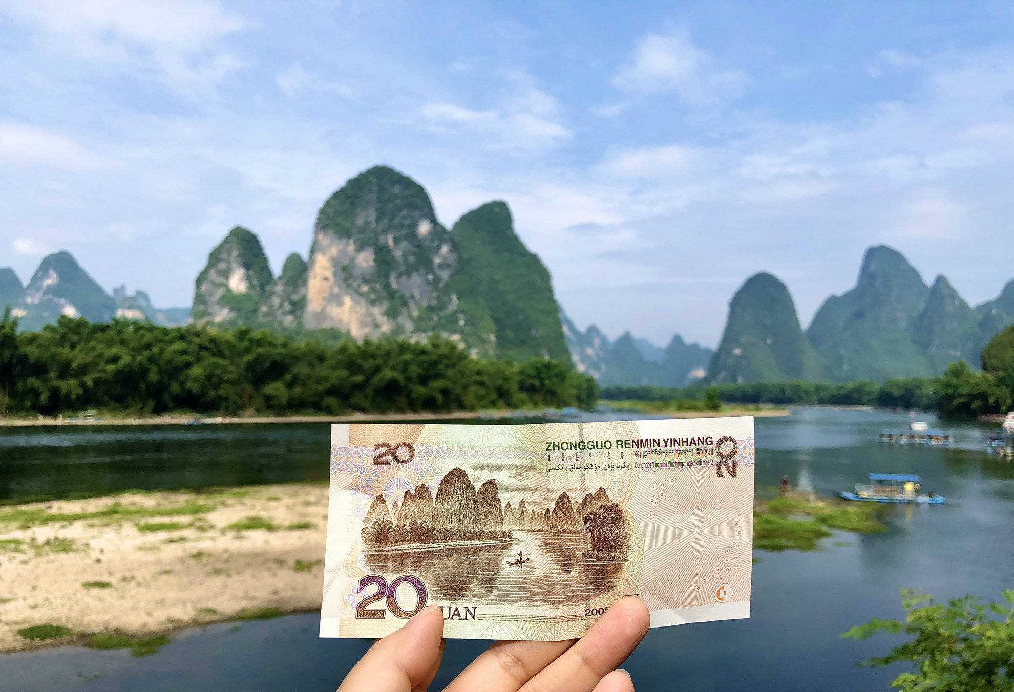 山水的实景,每个到桂林的人都可以前往20元人民币取景点留下纪念照一