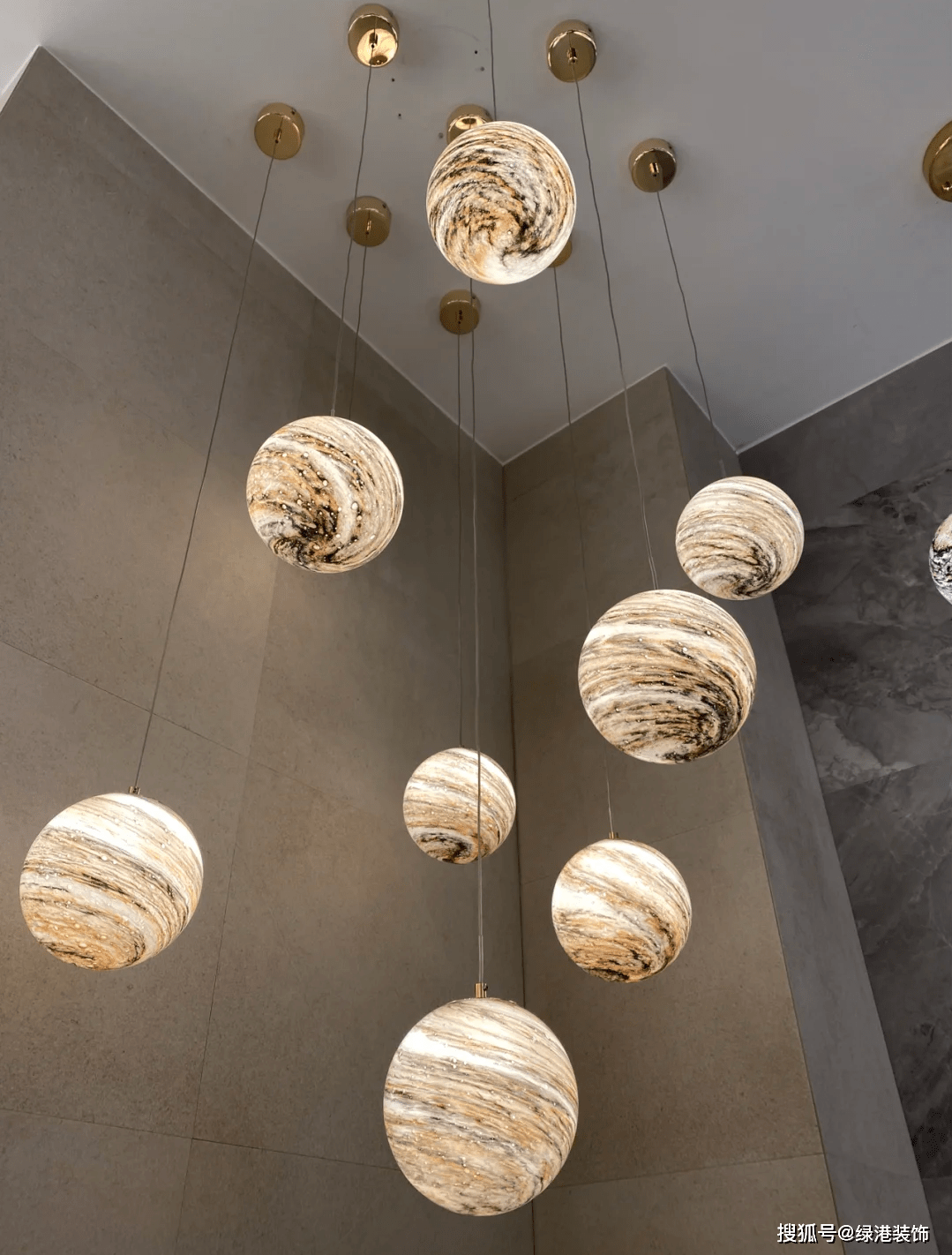 吊灯:吊装在室内天花板上的高级装饰用照明灯,安装高度的最低点应离