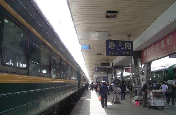 洛阳东站的郑局洛段6k电力机车 如今洛阳东站已经停办客运,6k也早已