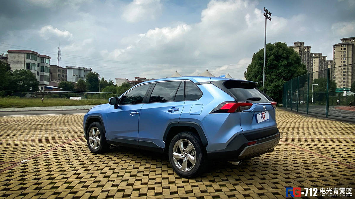 丰田rav4荣放车身改色膜电光青雾蓝