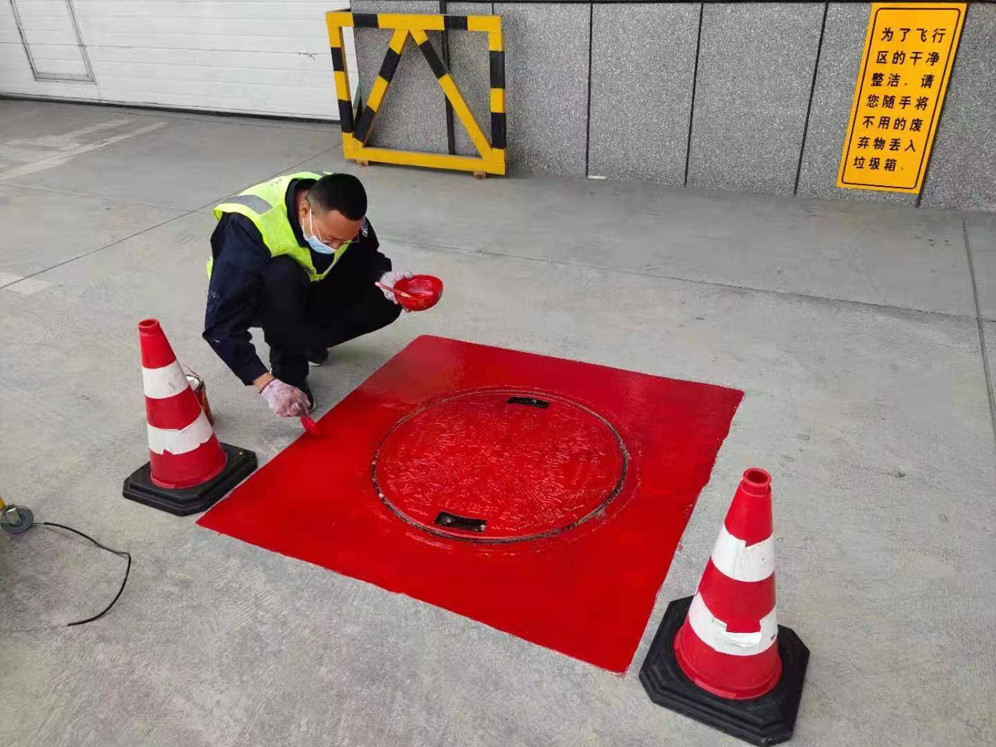 并在检查保养过程中携带油漆,工具箱,警戒墩对地下消火栓井盖进行刷漆