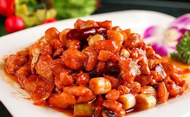 宫保鸡丁05 红油味型风味特点:辣而不燥,香气醇而绵长代表菜品:夫妻肺