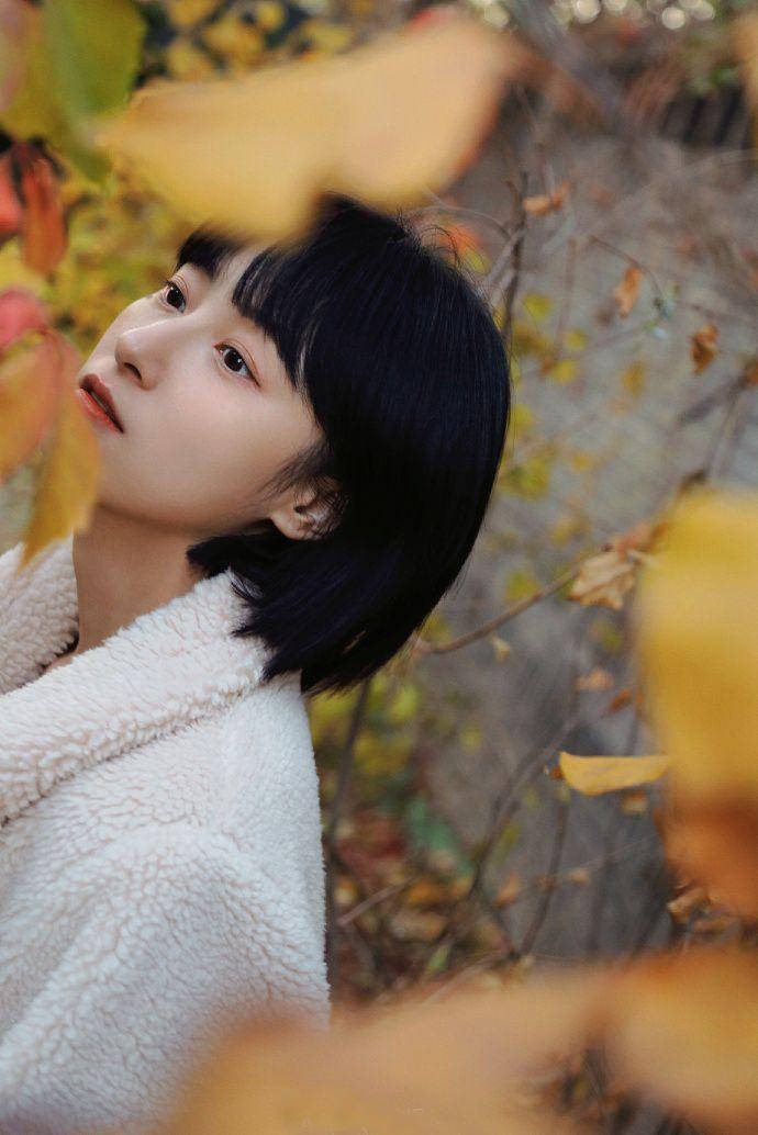 艾佳妮经典照片集锦 脸上洋溢着幸福笑容的女演员