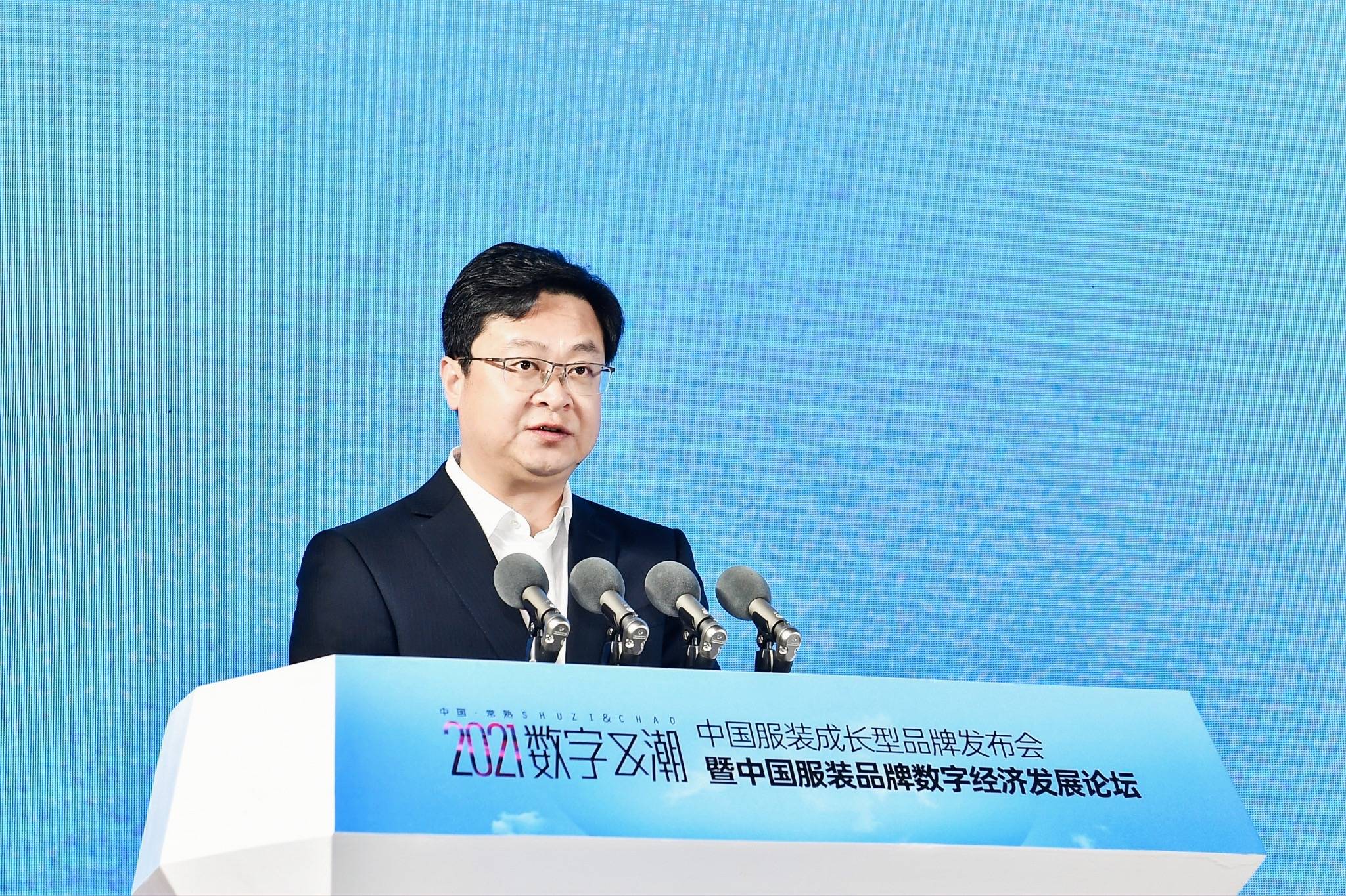 (常熟市人民政府副市长陈国栋)