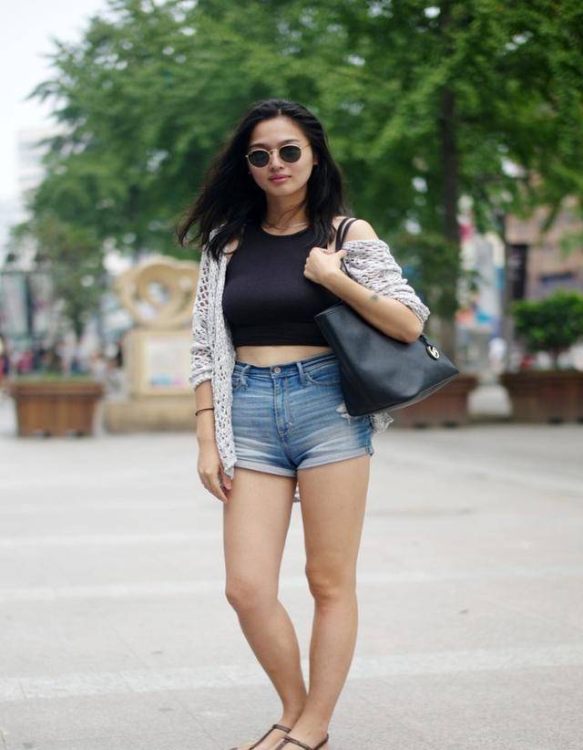 上身选择短款背心的深色衣物,更可以对比出淡黄色皮肤的特性,烘托下也