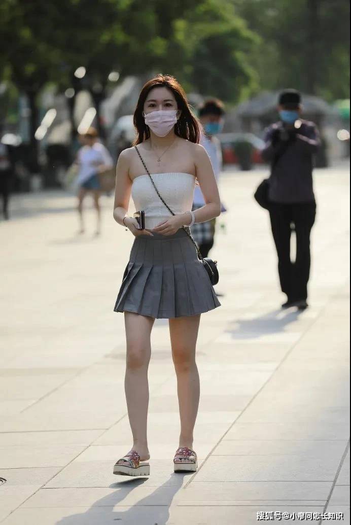 街拍这位美女,身穿白色抹胸上衣,真迷人