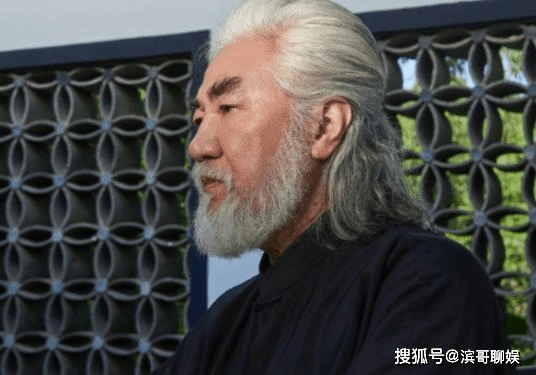 原创69岁张纪中带妻子秀恩爱杜星霖手里戴很多钻戒两人太宠溺了