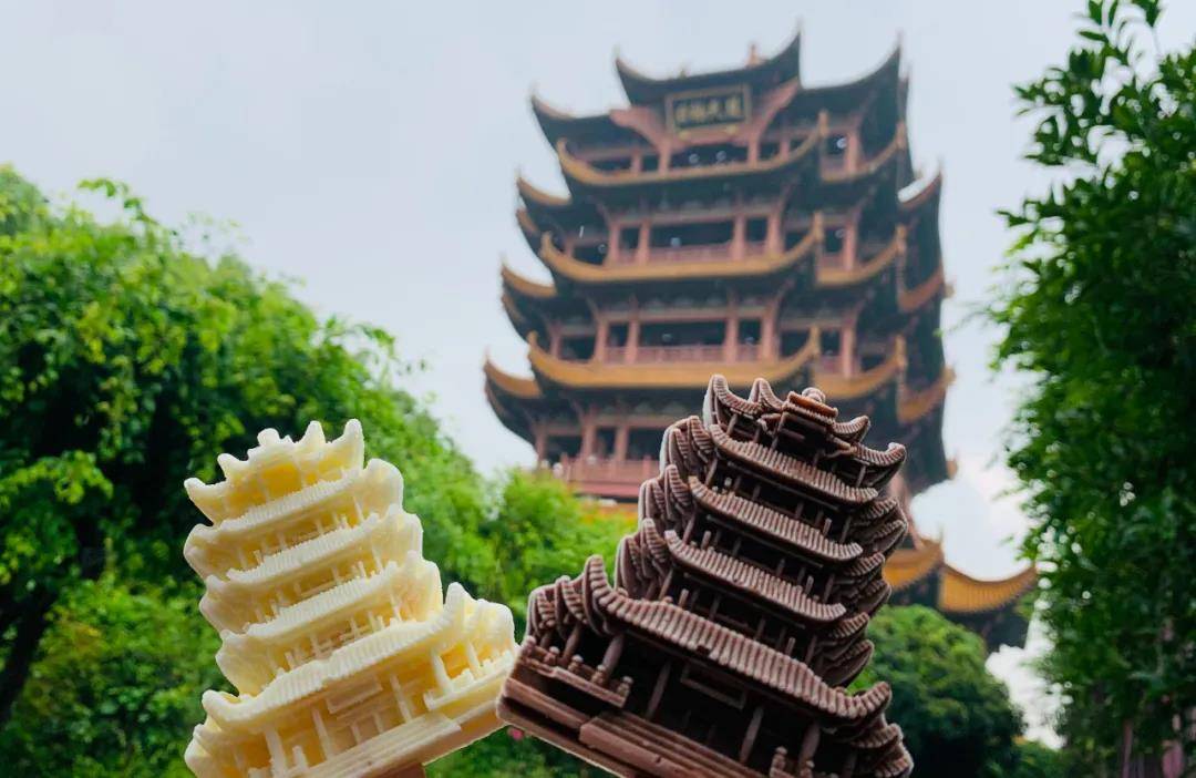 黄鹤楼脊兽是中国古代传统建筑中放置在房屋,宫殿等房脊上的雕塑作品.