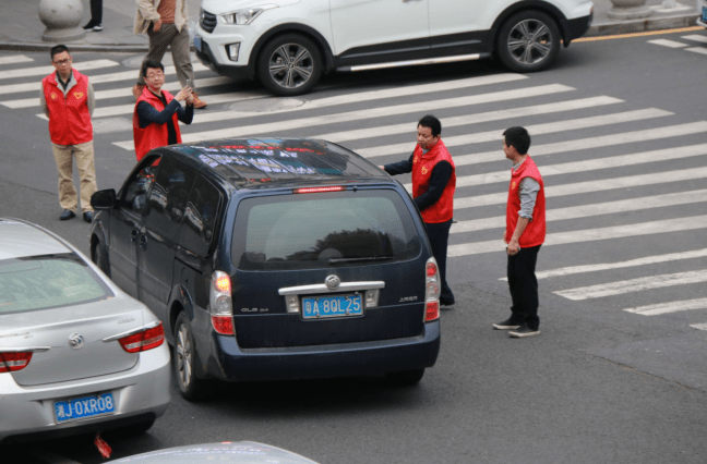 引导车辆在指定区域停靠