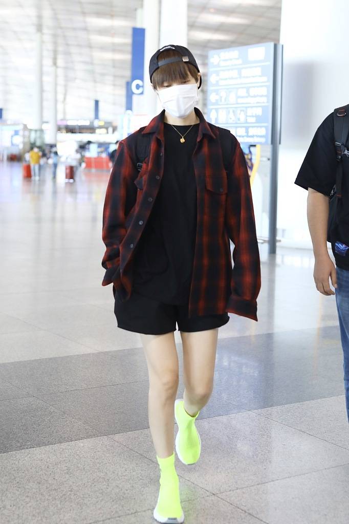 李宇春反戴棒球帽扮酷 踩荧光黄运动鞋大长腿吸睛