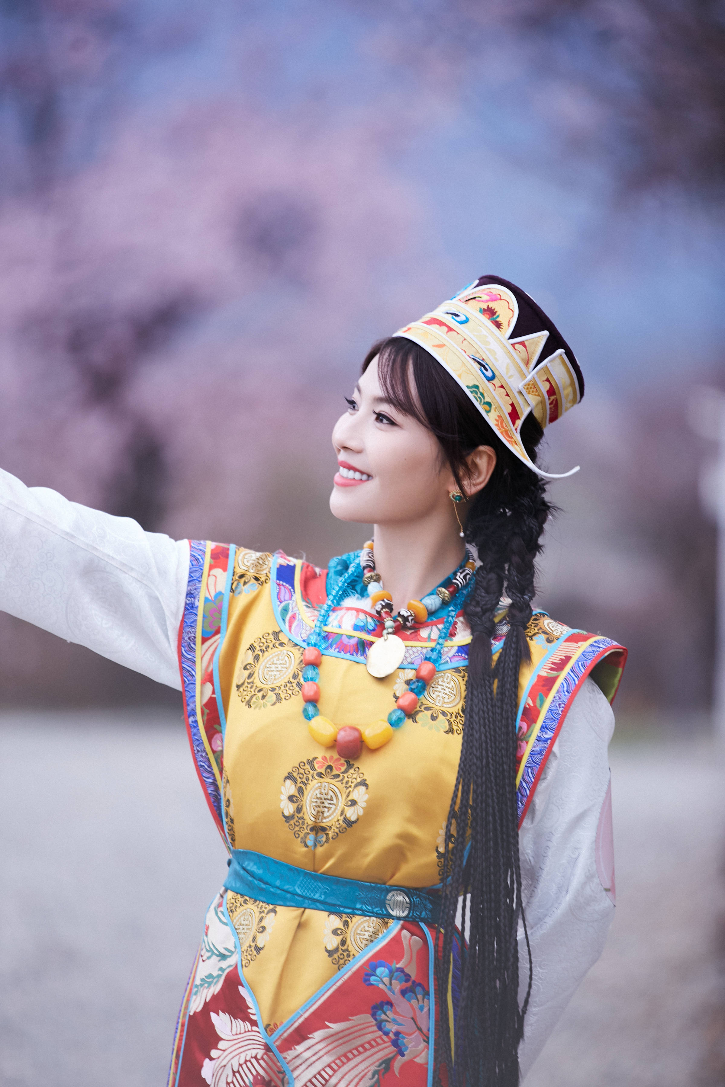 刘涛穿藏族服饰拍写真 桃花树下翩翩起舞优雅美丽