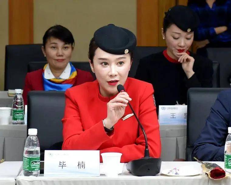 英雄乘务长毕楠不要害怕请相信机长相信我们日复一日的训练