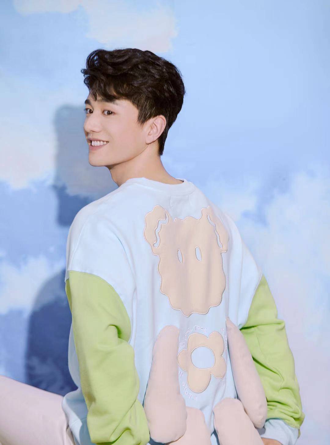 春天还是学易大千的穿搭吧颜值与实用度并存