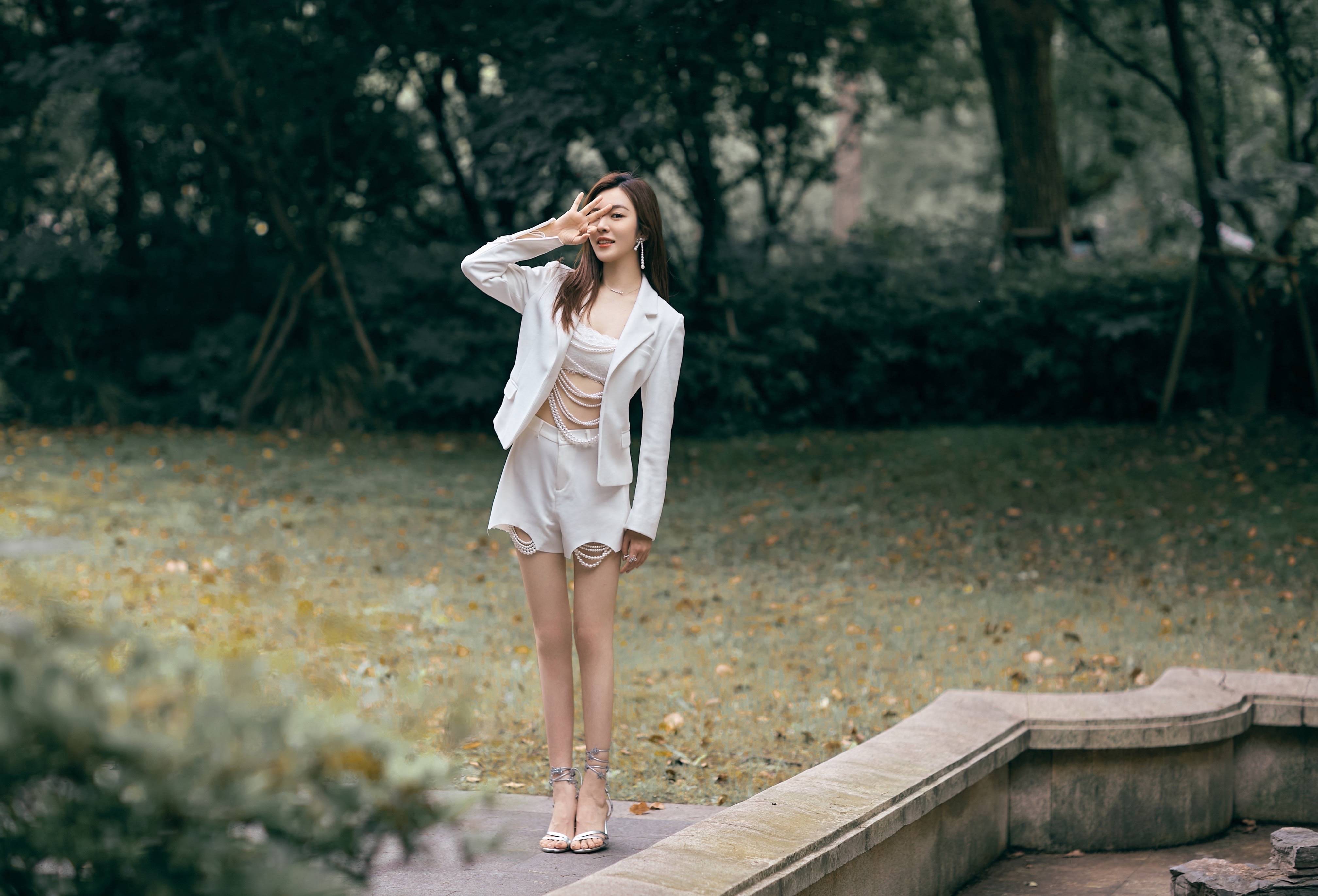 王晓晨森系时尚大片曝光,白色西装尽显温婉恬静