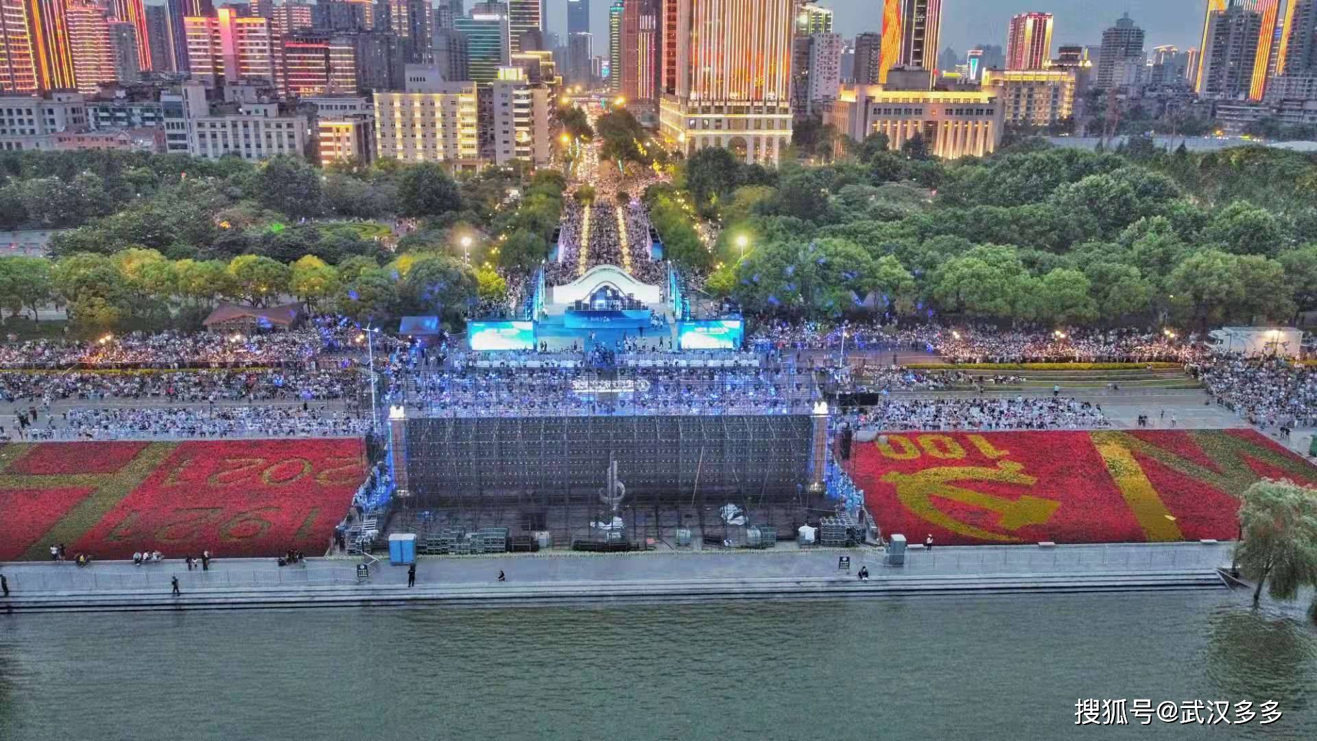 航拍汉口江滩无人机表演取消看人山人海场景
