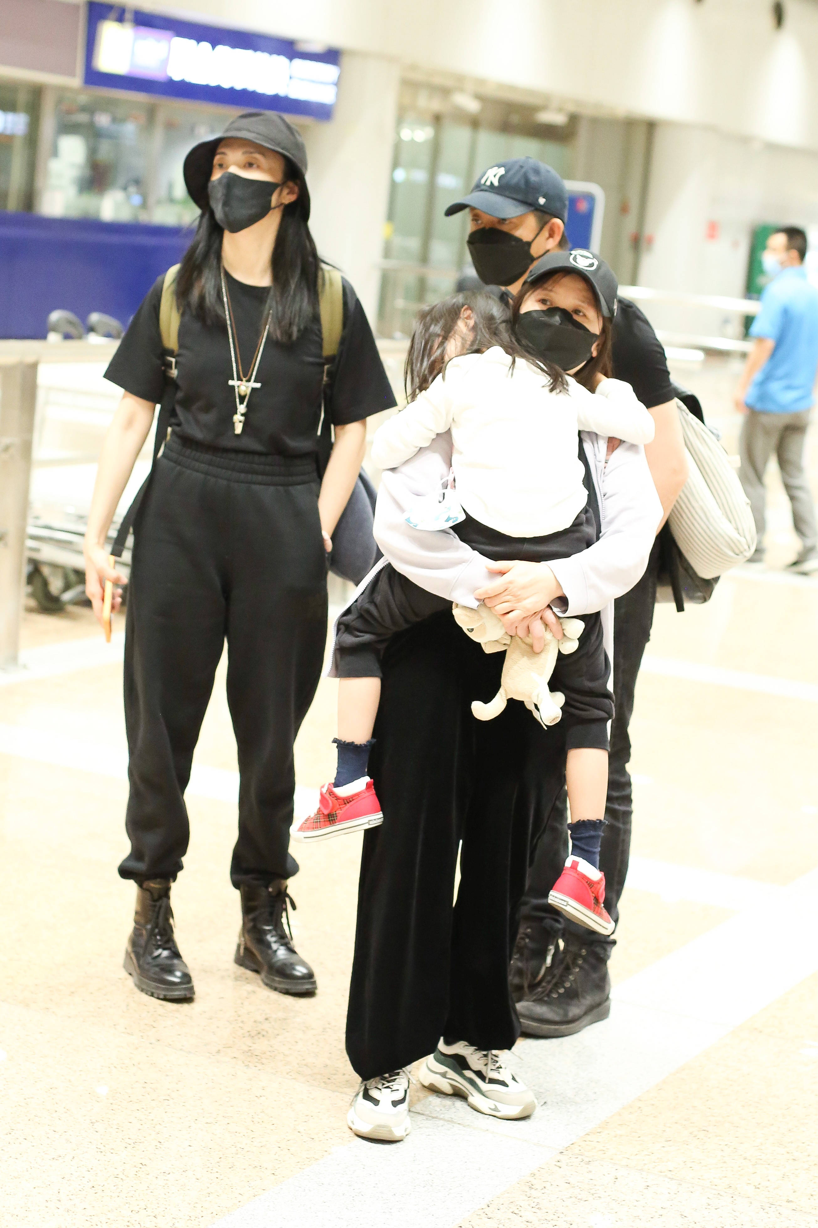 姚晨牵儿子小土豆母爱满满一家四口返京低调温馨