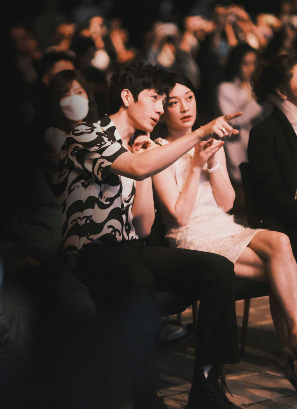 47岁周迅出席活动同框井柏然看不出年龄感