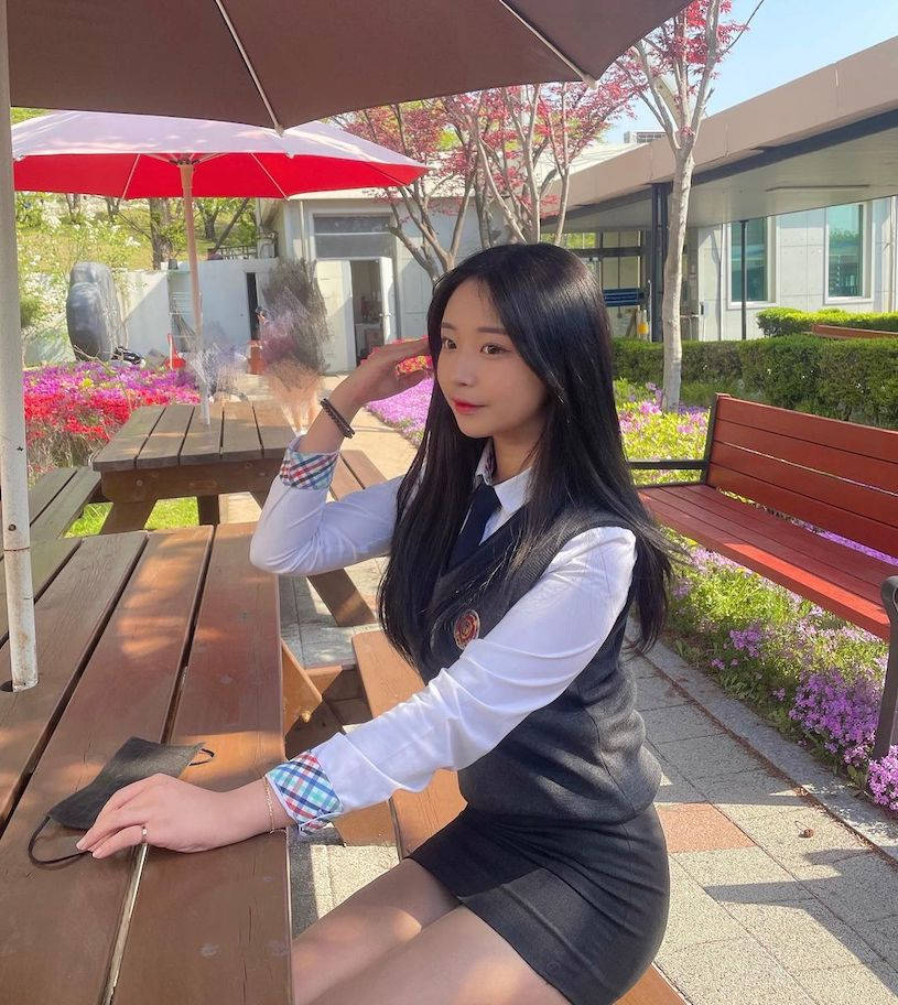 高校制服正妹年纪轻轻发育好好自拍时的曲线太撩人