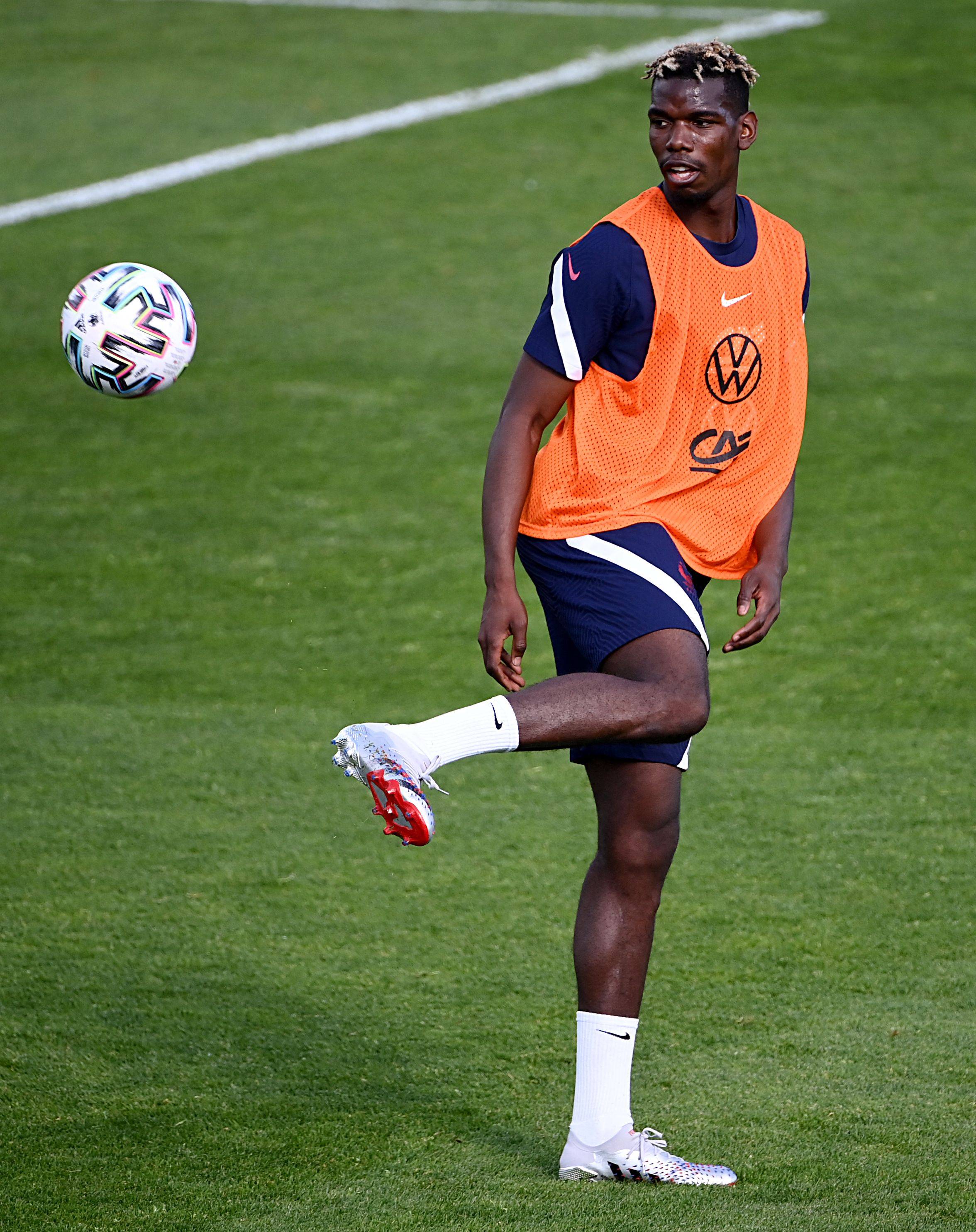 高清图:法国备战本泽马姆巴佩交谈 金彭贝搞怪