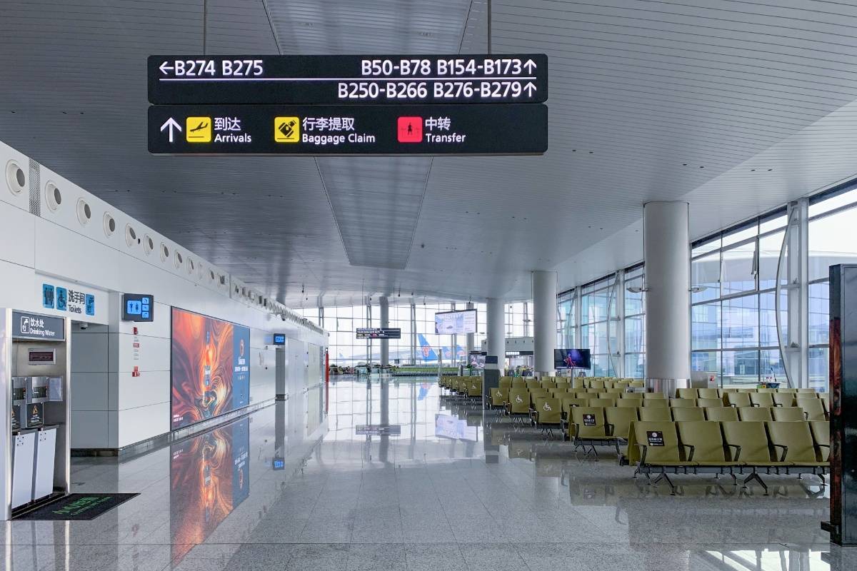 受疫情影响 广州白云机场近5成航班取消 客流骤减