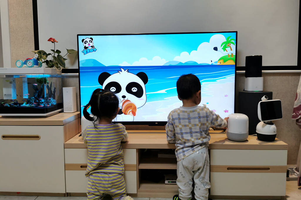 最近发现孩子看电视的时候经常会不由自主地凑近电视,这还了得?