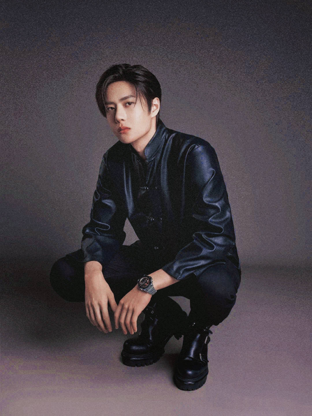 王一博黑色皮质唐装大片 国风质感满满非常酷盖