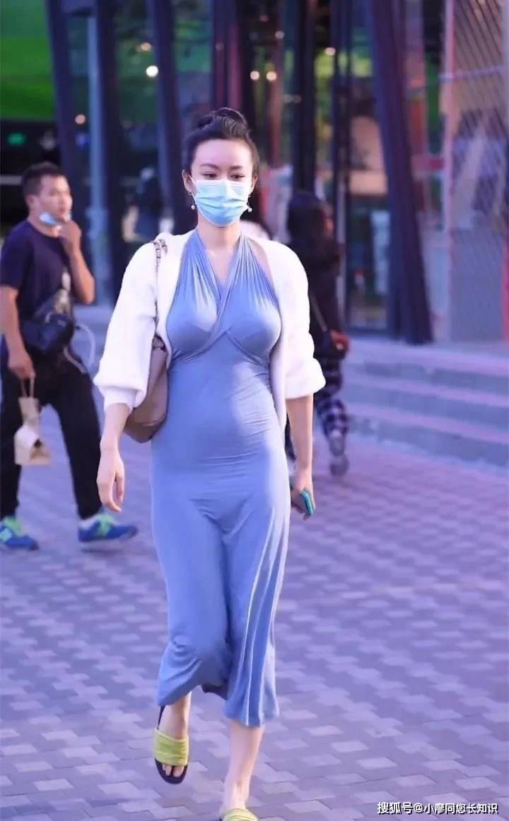 街拍这位漂亮美丽的少妇身穿蓝色长裙
