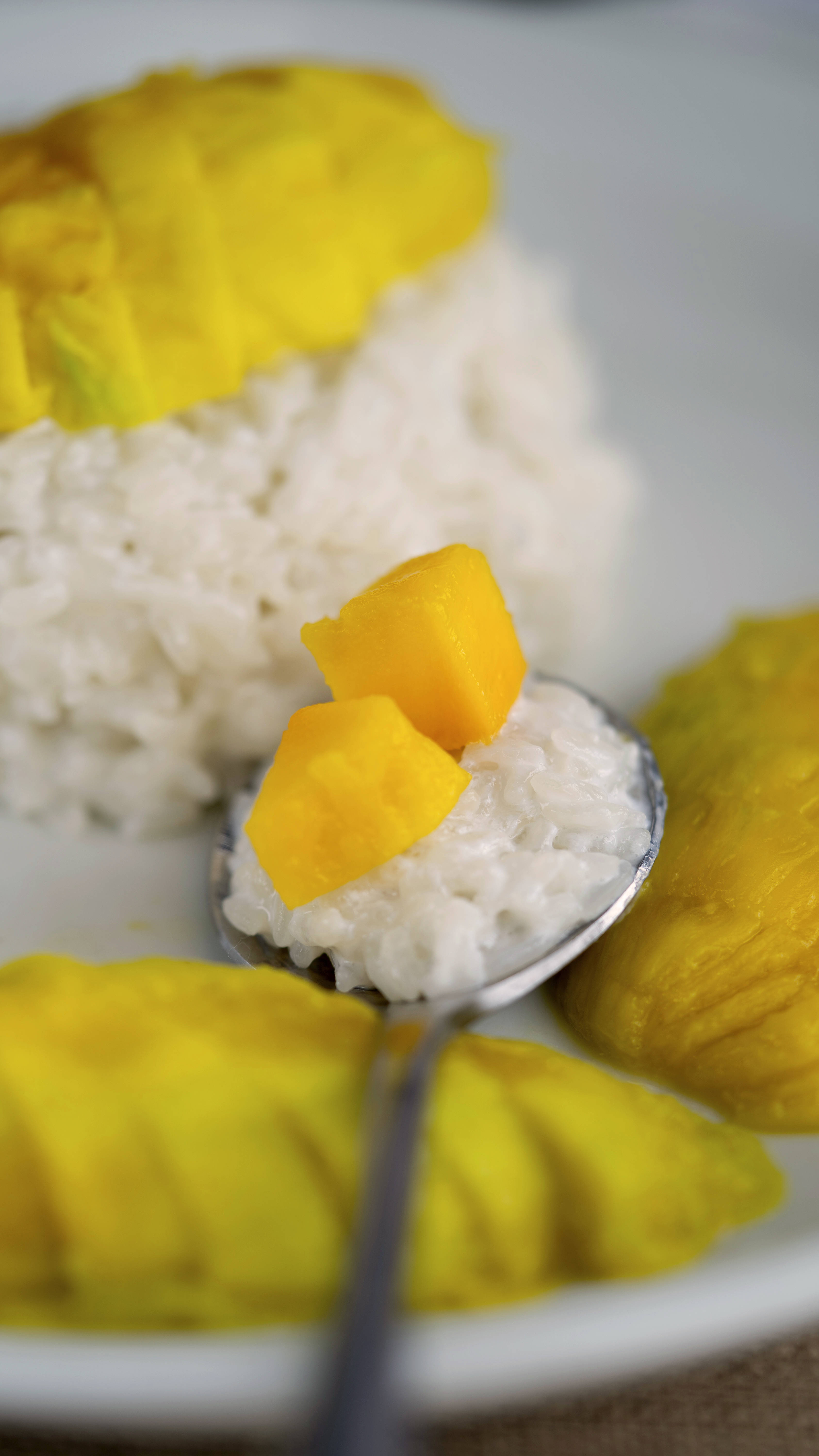 芒果去皮切块;4.摆盘放上芒果和糯米饭;5.香甜可口的芒果糯