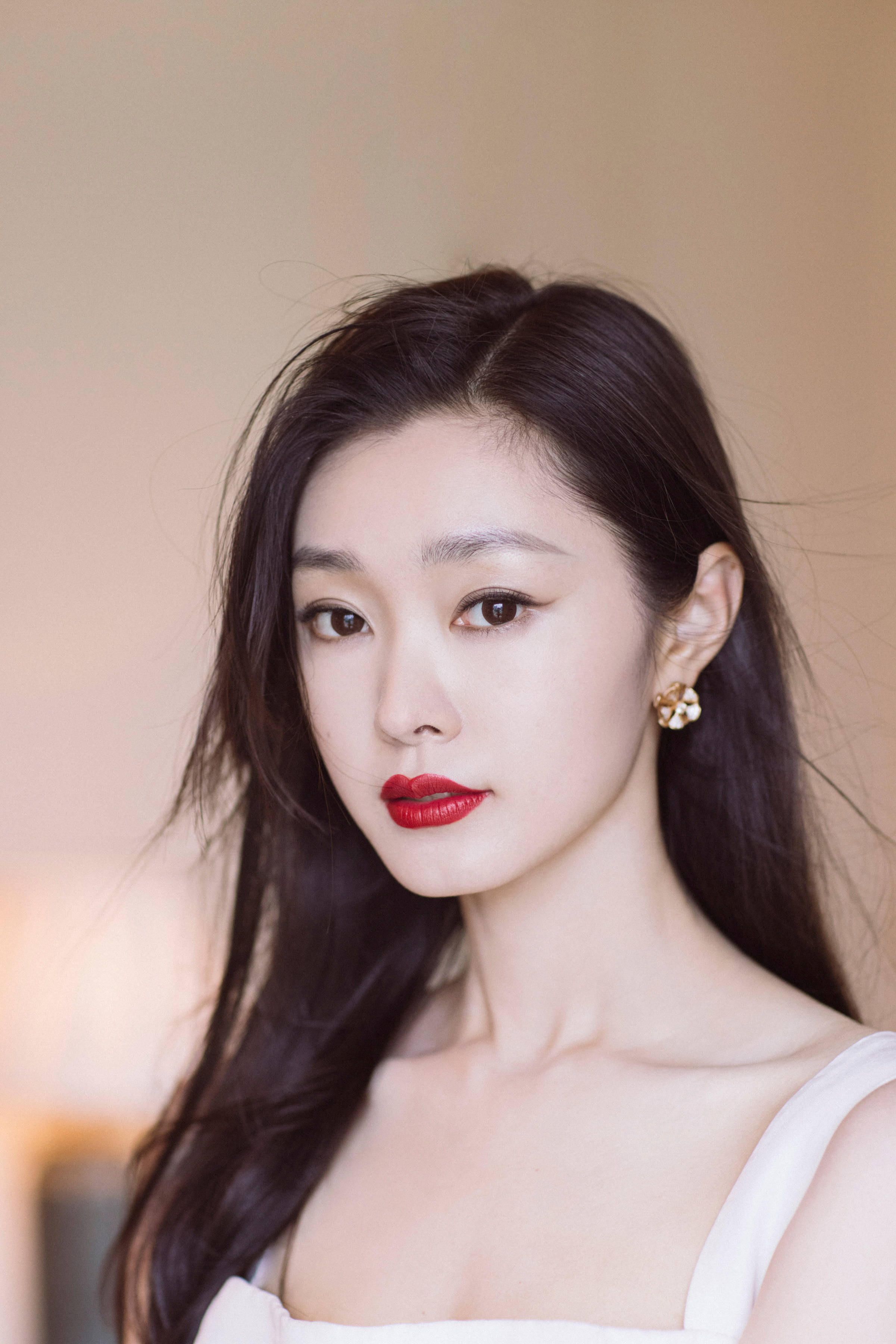 好清新!宋轶身穿白色吊带纱裙 大秀美背超迷人