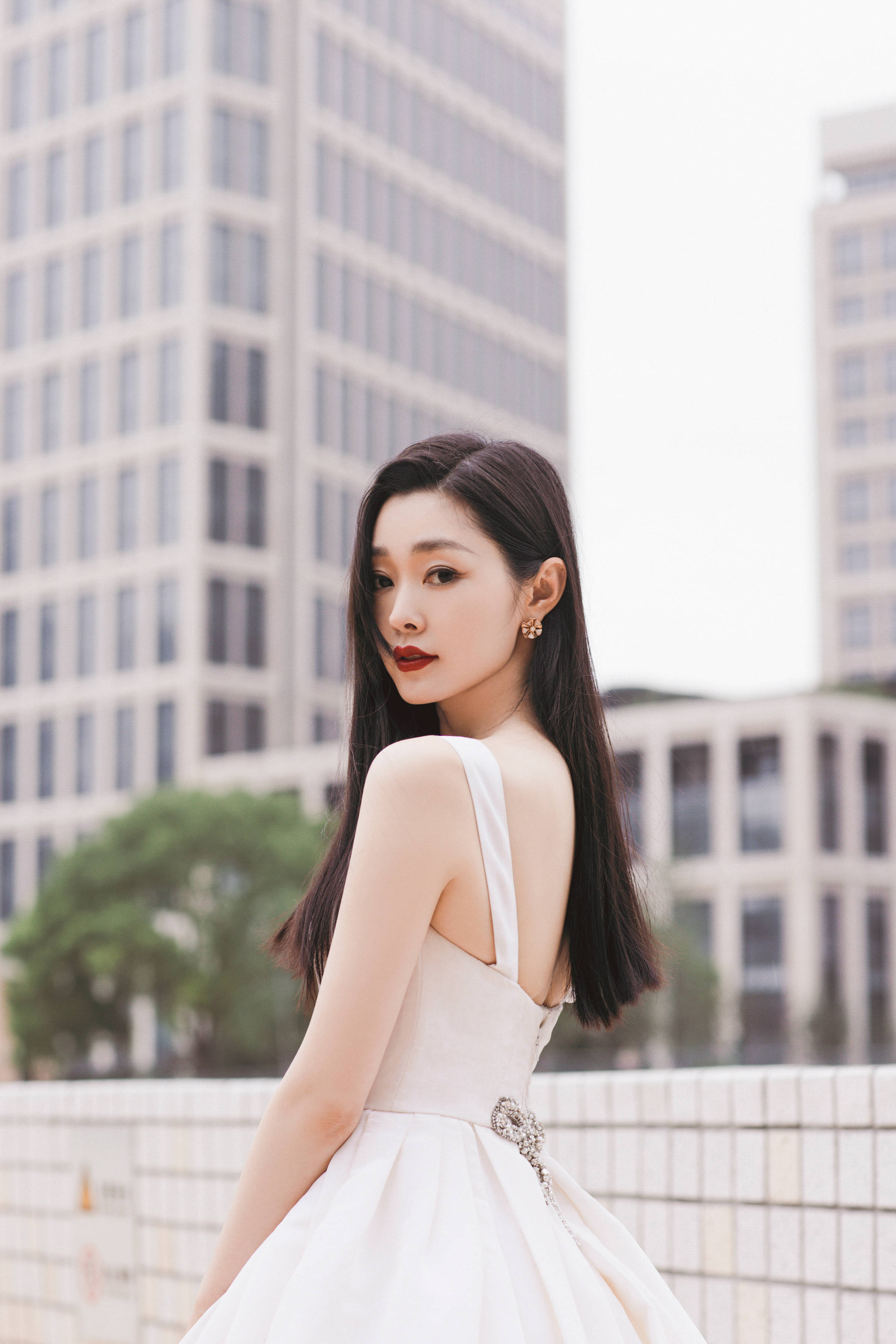 好清新!宋轶身穿白色吊带纱裙 大秀美背超迷人