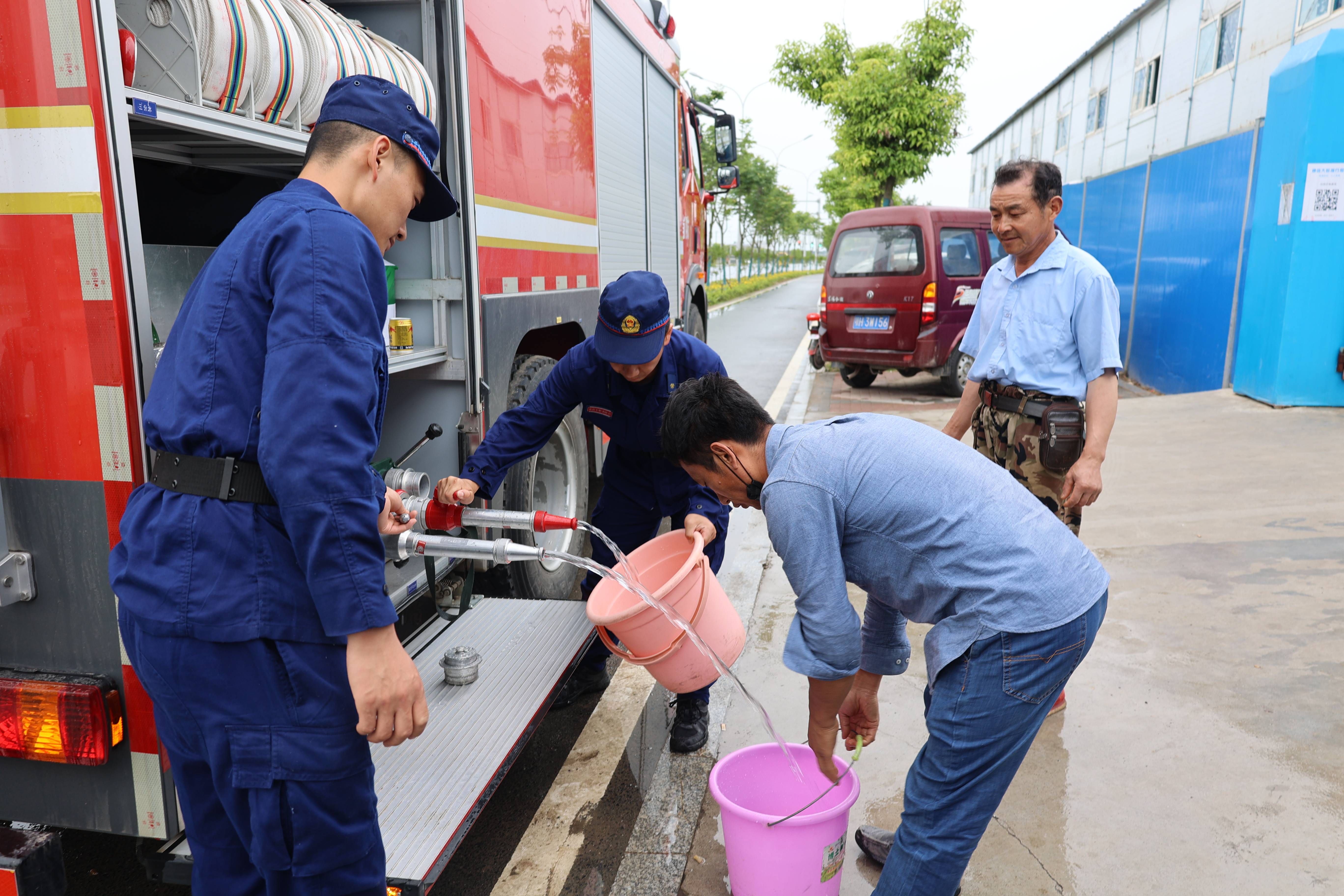 荆门:消防员变身"送水工"为群众送"甘露"