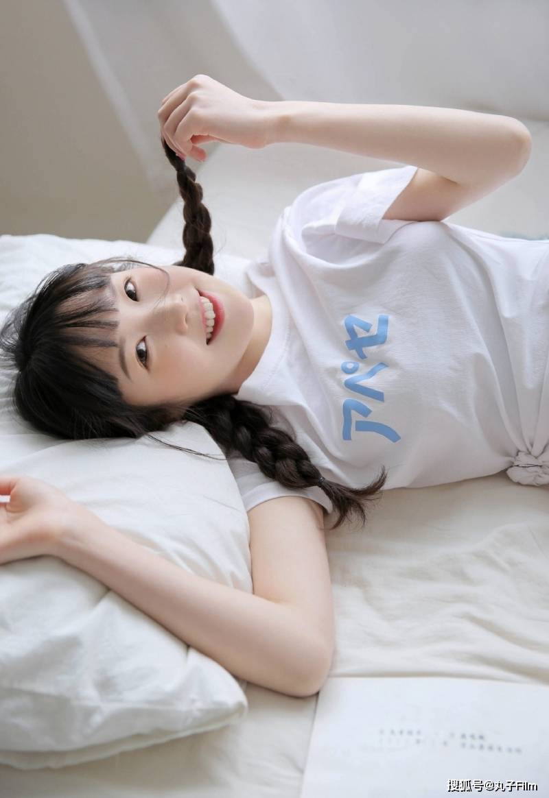 性感美女时尚写真:双马尾辫可爱少女邻家女孩,清纯甜美迷人!