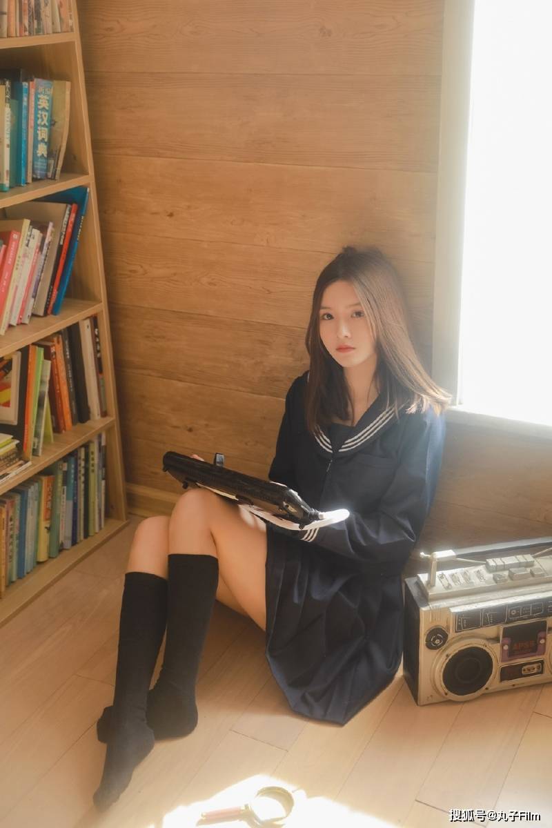 性感美女时尚写真:阳光少女黑色校服校园女生,清纯甜美可爱迷人!