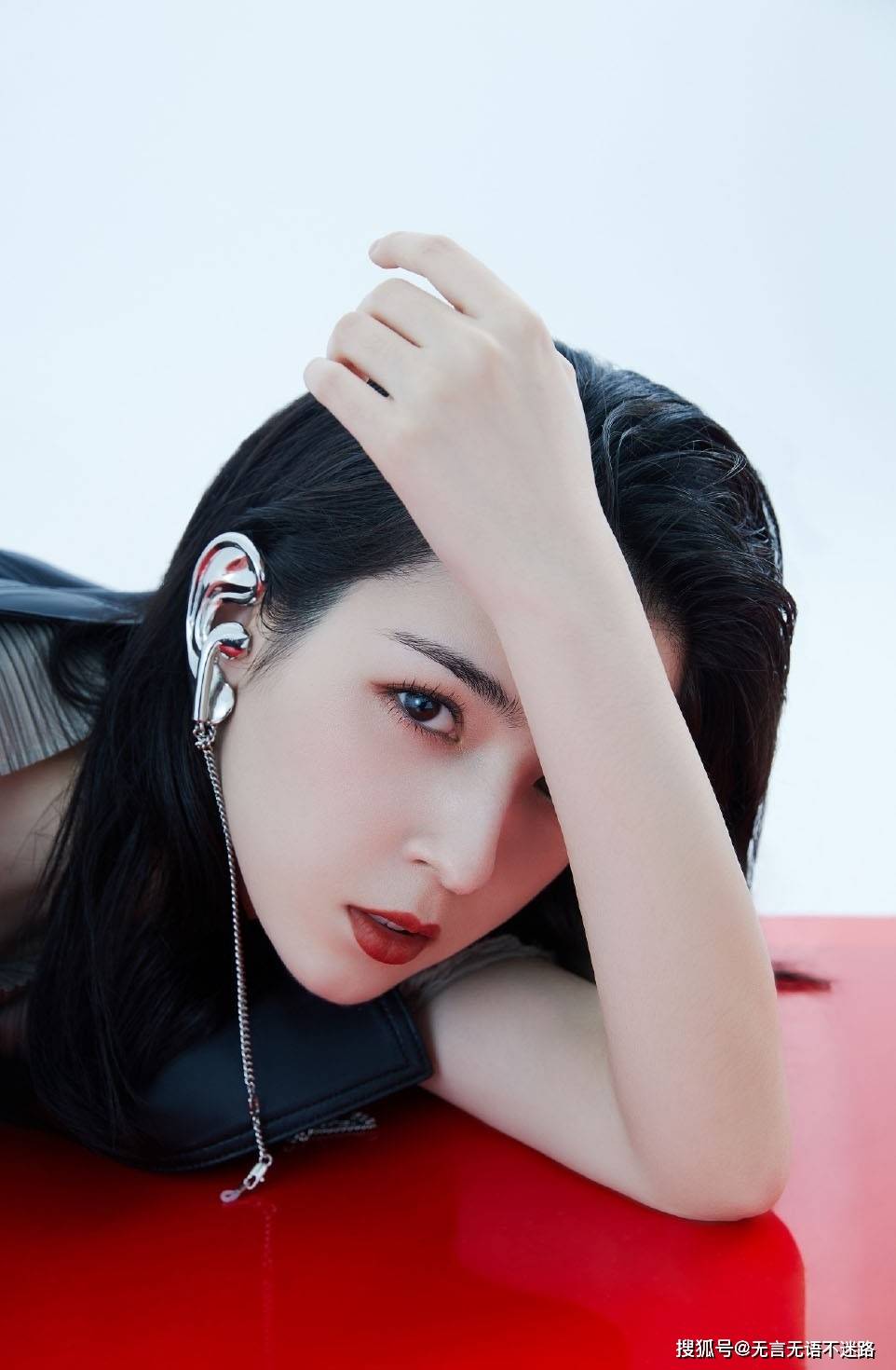 新疆美女演员哈妮克孜时尚背头造型十分养眼