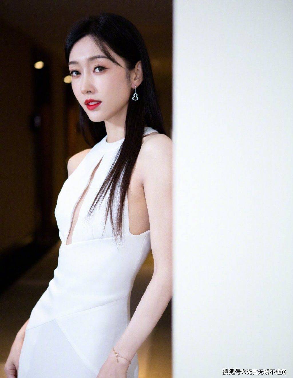 宣璐一袭露肩高叉白裙优雅气质显火辣身材