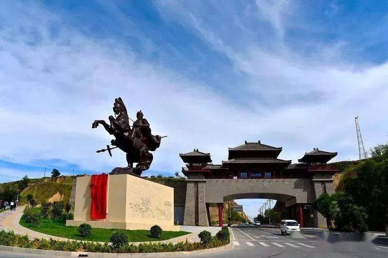 榆中城门雕像图片