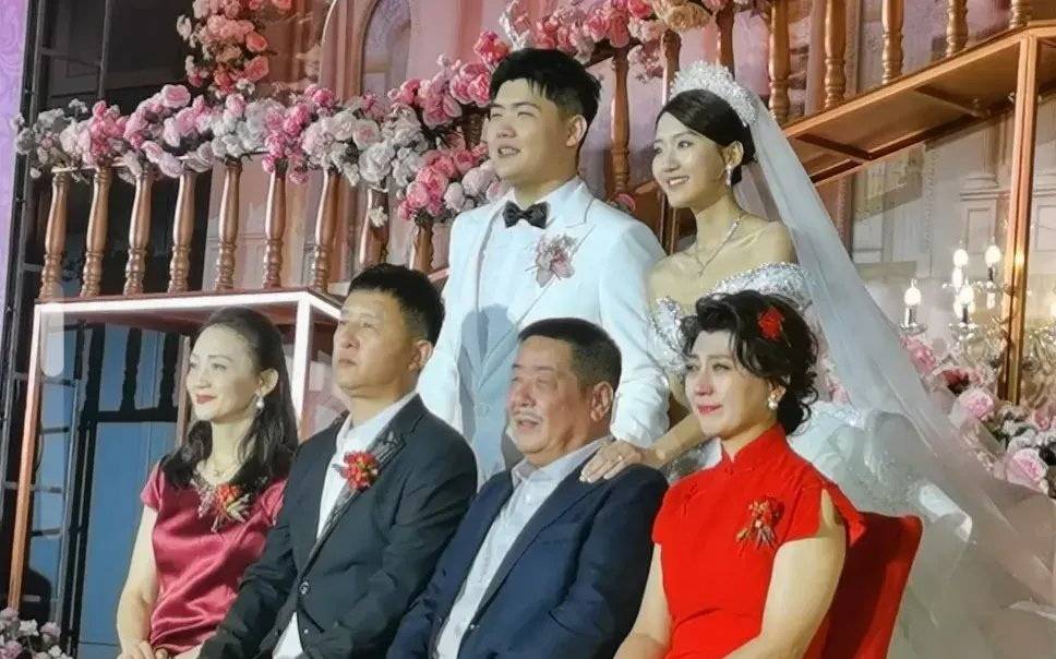 闫学晶儿子结婚整个婚礼现场弥漫着尴尬的气氛