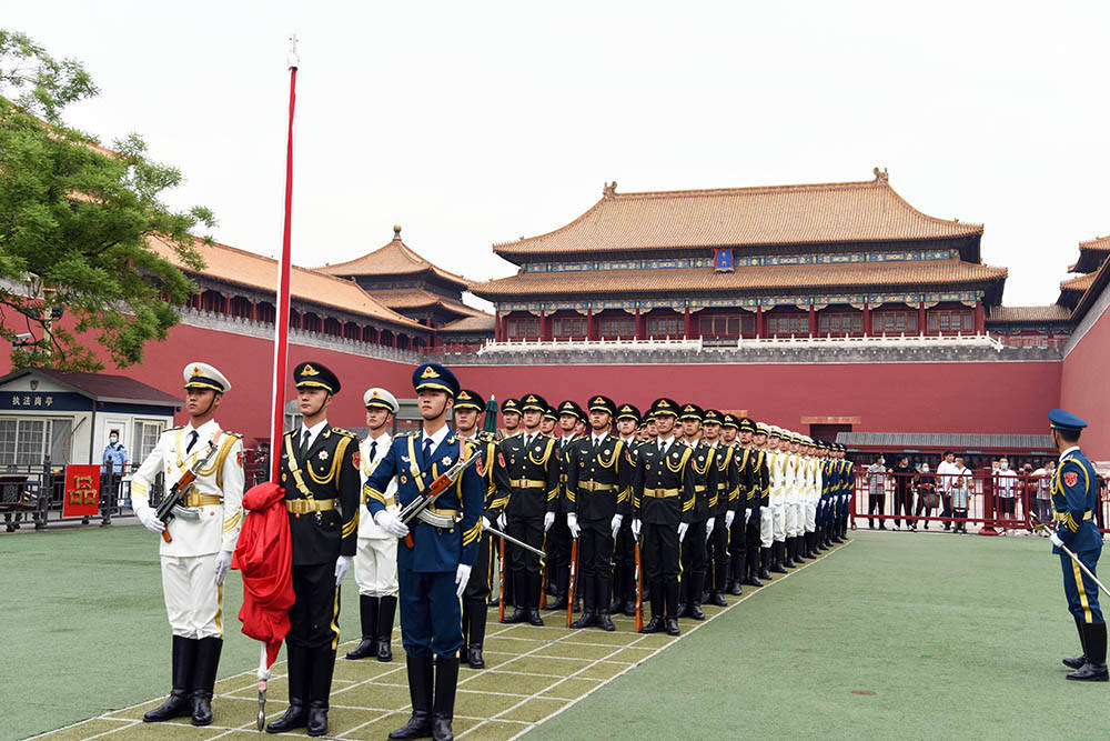 建党百年国旗护卫队图片